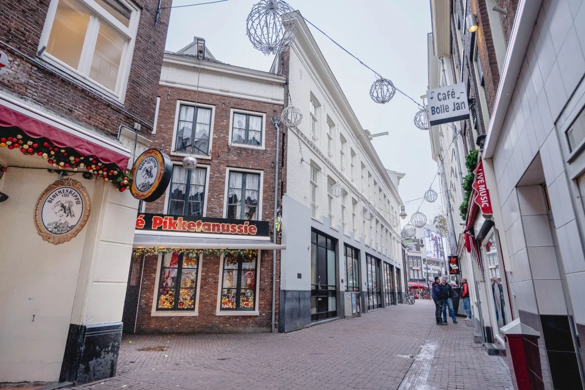Gezellige straat met cafés en kerstversiering in de Korte Reguliersdwarsstraat in Amsterdam.